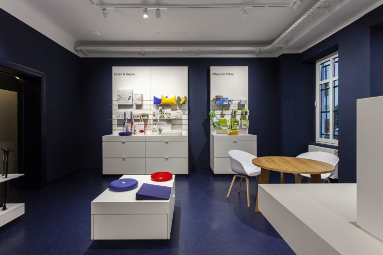 SEEGER醫(yī)療用品商店空間設(shè)計(jì)，地板墻壁的深藍(lán)色與純白色家具形成鮮明對比