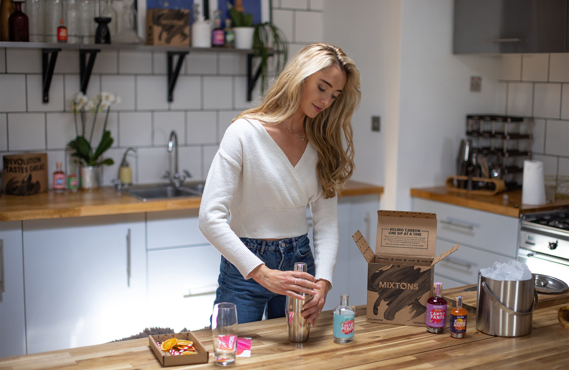 Mixton 雞尾酒包裝設計“3D混合元素拼貼插圖風格”-物流運輸包裝 Mixton 雞尾酒包裝設計“3D混合元素拼貼插圖風格”-物流運輸包裝