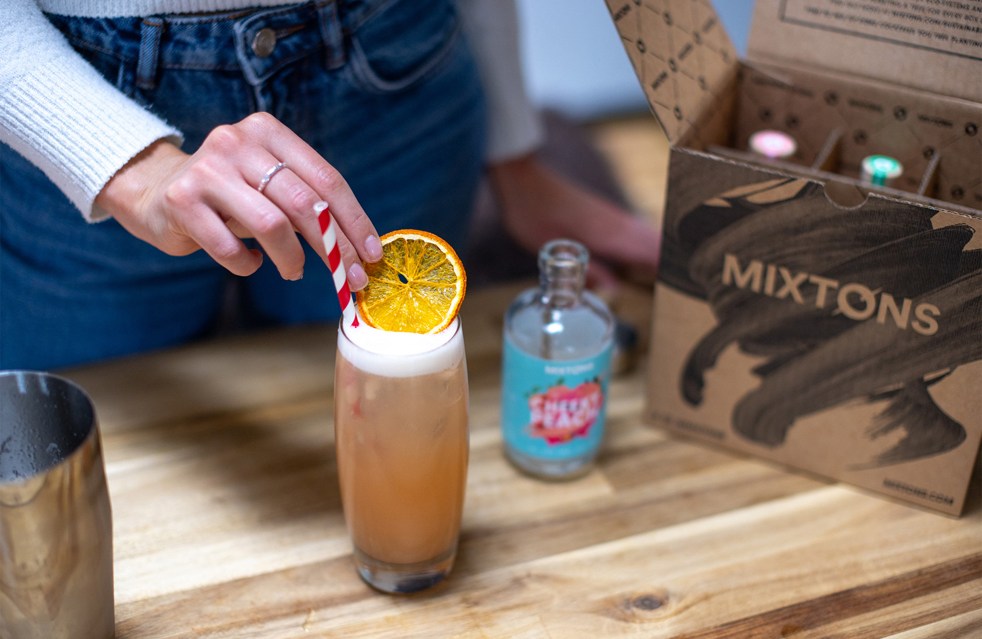 Mixton 雞尾酒包裝設計“3D混合元素拼貼插圖風格”-物流運輸包裝 Mixton 雞尾酒包裝設計“3D混合元素拼貼插圖風格”-物流運輸包裝