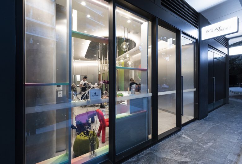 éclat Atelier美發(fā)沙龍店鋪空間設(shè)計(jì)“銀色墻壁太空時(shí)代外觀”