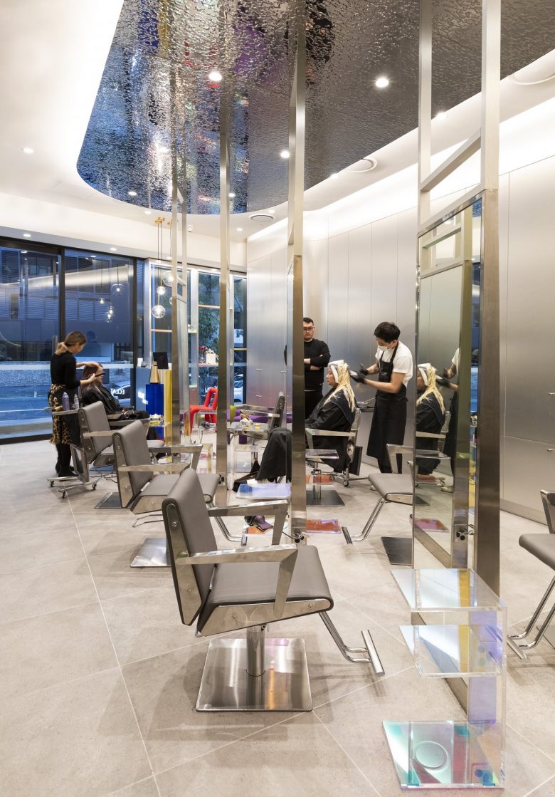 éclat Atelier美發(fā)沙龍店鋪空間設(shè)計(jì)“銀色墻壁太空時(shí)代外觀”