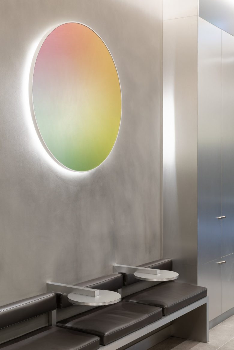 éclat Atelier美發(fā)沙龍店鋪空間設(shè)計(jì)“銀色墻壁太空時(shí)代外觀”