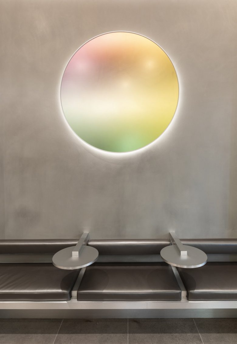 éclat Atelier美發(fā)沙龍店鋪空間設(shè)計(jì)“銀色墻壁太空時(shí)代外觀”