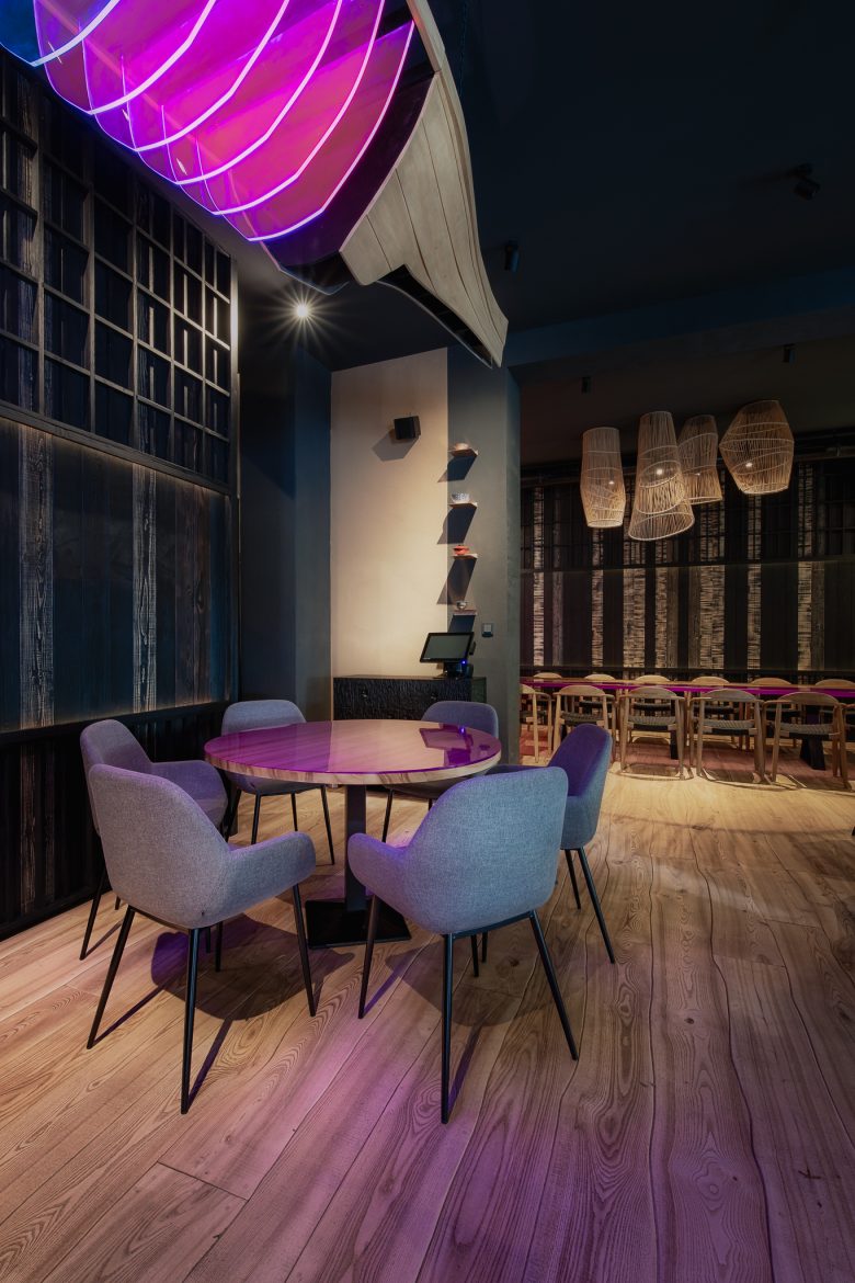 The Catch 日式酒吧餐廳空間設(shè)計“霓虹燈和漫畫”風格