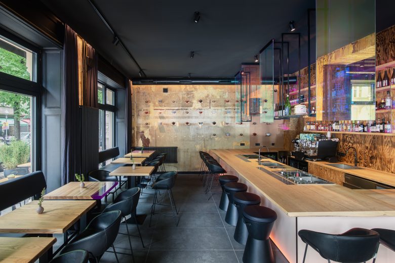 The Catch 日式酒吧餐廳空間設(shè)計“霓虹燈和漫畫”風格