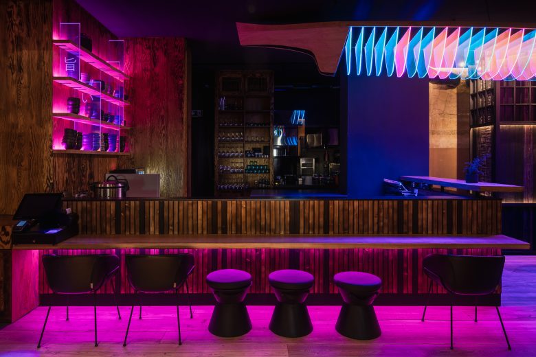 The Catch 日式酒吧餐廳空間設(shè)計“霓虹燈和漫畫”風格