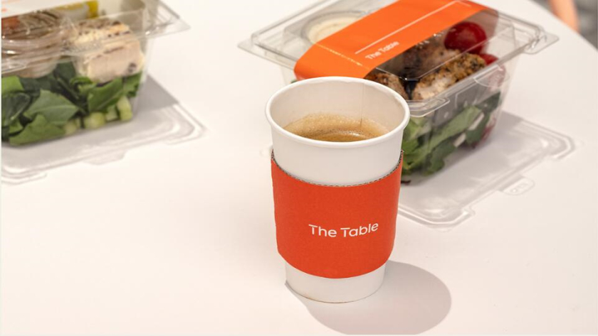 The Table 電信品牌vi視覺識別設(shè)計空間設(shè)計,與桌子結(jié)合的長長的T型水平線元素 The Table 電信品牌vi視覺識別設(shè)計空間設(shè)計,與桌子結(jié)合的長長的T型水平線元素