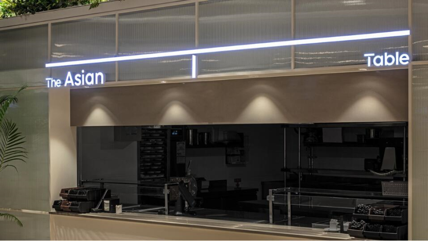 The Table 電信品牌vi視覺識別設(shè)計空間設(shè)計及導視,與桌子結(jié)合的長長的T型水平線元素 The Table 電信品牌vi視覺識別設(shè)計空間設(shè)計及導視,與桌子結(jié)合的長長的T型水平線元素