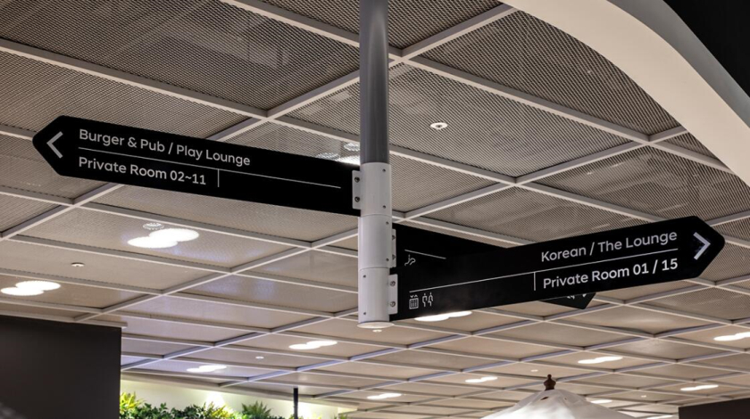 The Table 電信品牌vi視覺識別設(shè)計空間設(shè)計及導視,與桌子結(jié)合的長長的T型水平線元素 The Table 電信品牌vi視覺識別設(shè)計空間設(shè)計及導視,與桌子結(jié)合的長長的T型水平線元素