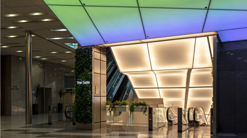 The Table 電信品牌vi視覺識別設(shè)計空間設(shè)計,與桌子結(jié)合的長長的T型水平線元素 The Table 電信品牌vi視覺識別設(shè)計空間設(shè)計,與桌子結(jié)合的長長的T型水平線元素