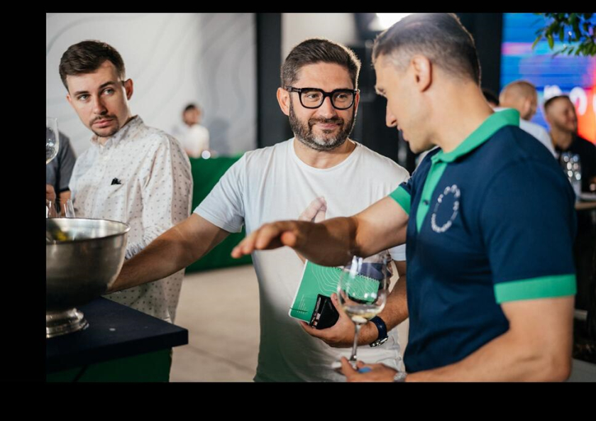 Roots 烏克蘭進(jìn)口葡萄酒公司vi設(shè)計，梯田線條元素