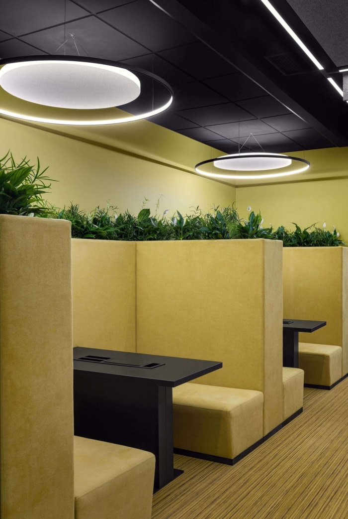 Privat 銀行辦公室空間設(shè)計，開放式空間設(shè)計分隔及充分的綠化