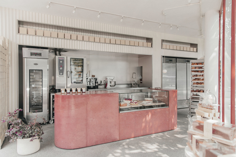 35平三角形小型面包店店鋪空間設(shè)計(jì)，優(yōu)雅精致的土紅色設(shè)計(jì)