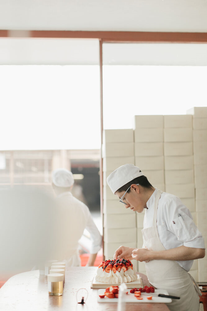 35平三角形小型面包店店鋪空間設(shè)計(jì)，優(yōu)雅精致的土紅色設(shè)計(jì)