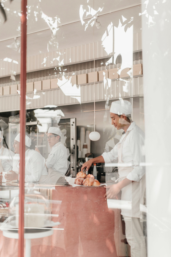 35平三角形小型面包店店鋪空間設(shè)計(jì)，優(yōu)雅精致的土紅色設(shè)計(jì)