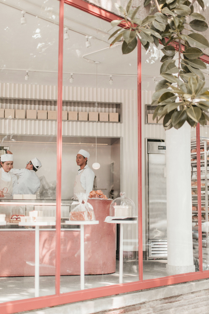 35平三角形小型面包店店鋪空間設(shè)計(jì)，優(yōu)雅精致的土紅色設(shè)計(jì)