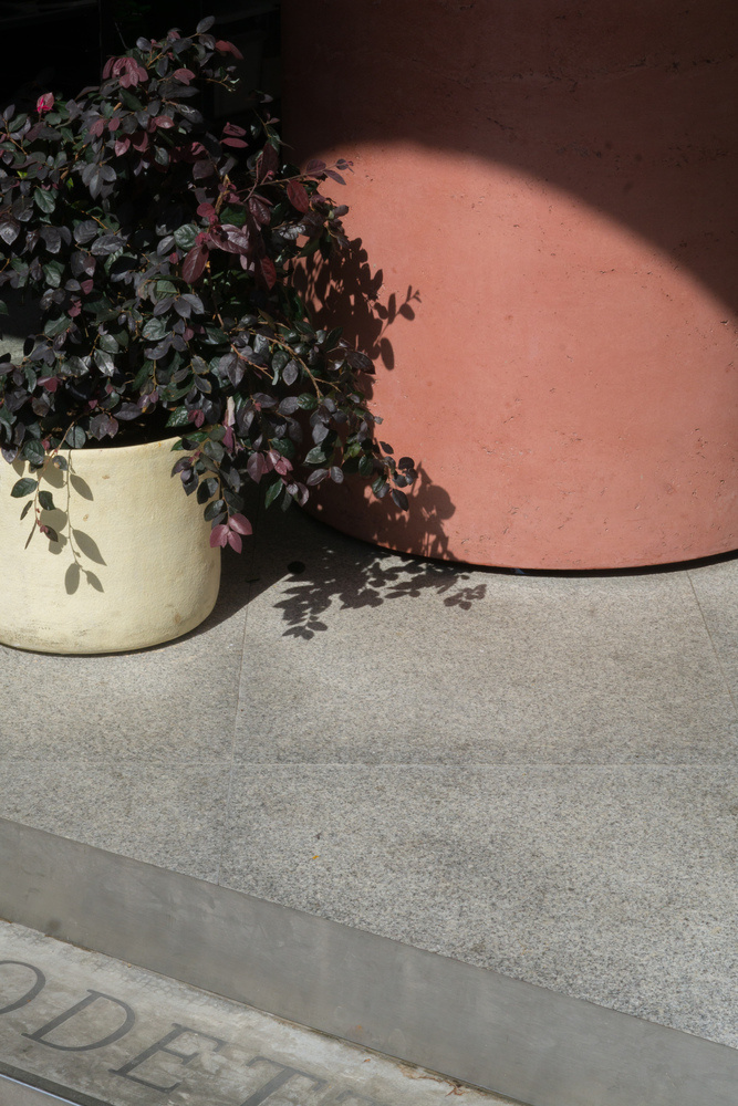 35平三角形小型面包店店鋪空間設(shè)計(jì)，優(yōu)雅精致的土紅色設(shè)計(jì)