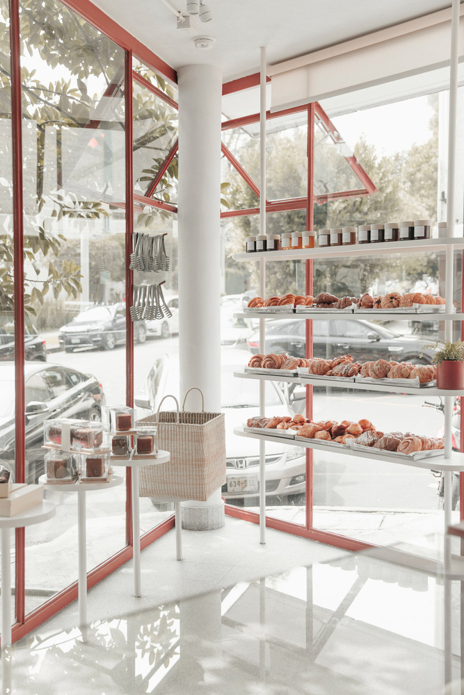 35平三角形小型面包店店鋪空間設(shè)計(jì)，優(yōu)雅精致的土紅色設(shè)計(jì)