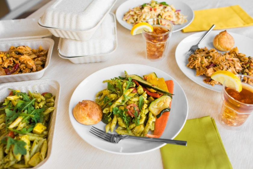 將食物從容器轉(zhuǎn)移到盤子，保持美食漂亮的外觀