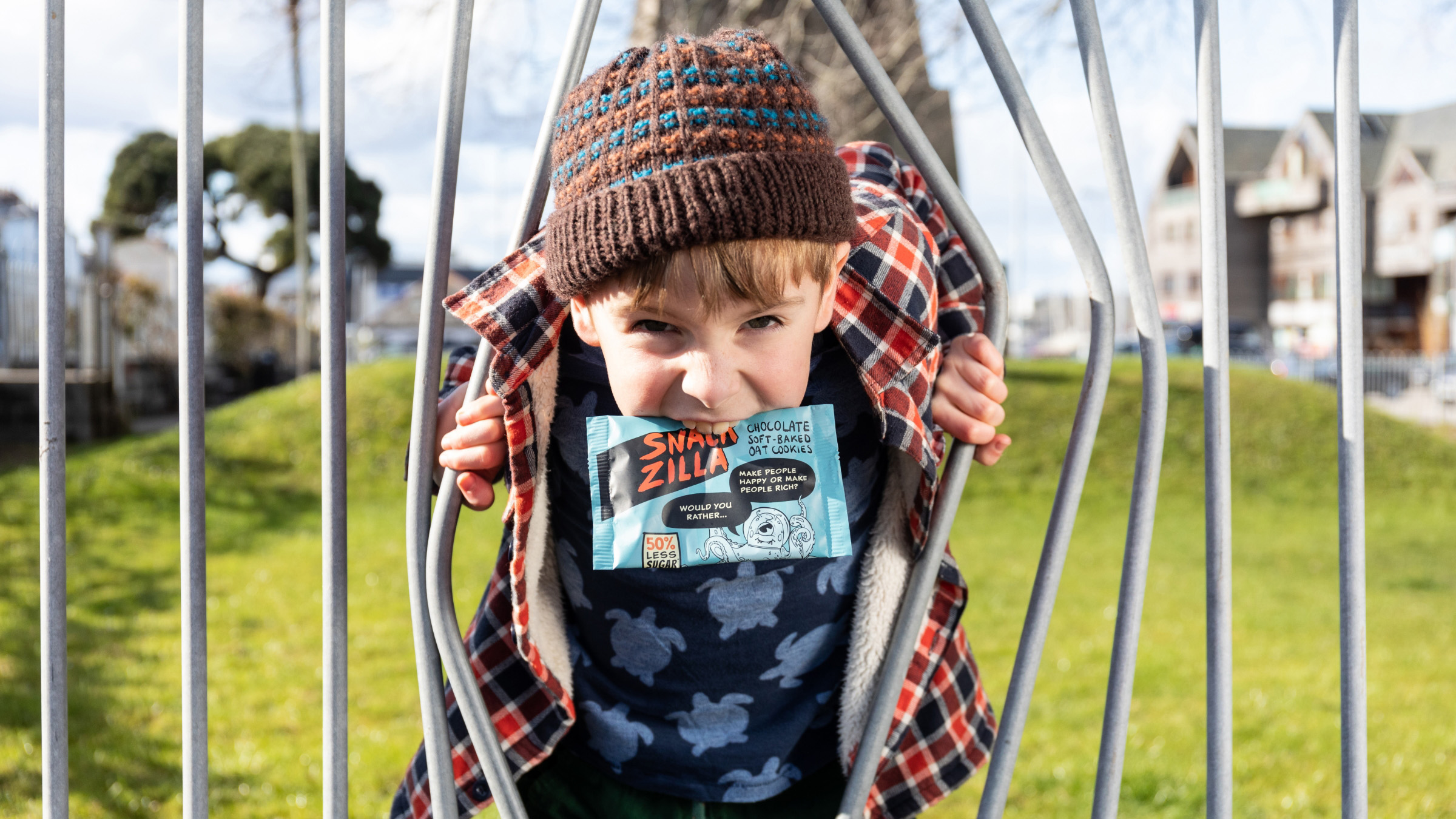 Snackzilla 燕麥餅干兒童低糖零食包裝設(shè)計(jì),夸張的動(dòng)物線條插畫 Snackzilla 燕麥餅干兒童低糖零食包裝設(shè)計(jì),夸張的動(dòng)物線條插畫