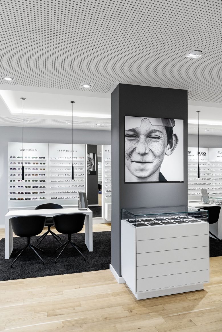 KIND 光學(xué)眼鏡和聲學(xué)聽力產(chǎn)品專賣店店鋪空間si設(shè)計，黑白輕松風(fēng)格