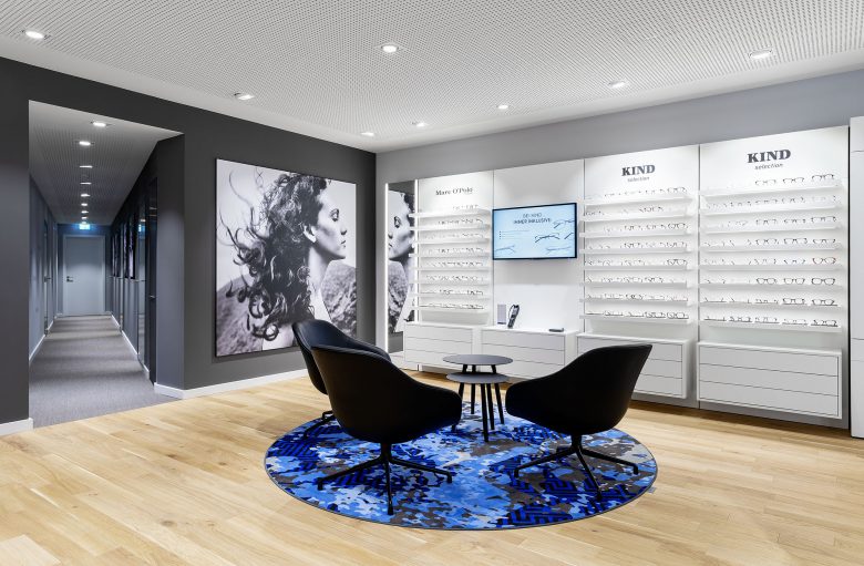 KIND 光學(xué)眼鏡和聲學(xué)聽力產(chǎn)品專賣店店鋪空間si設(shè)計，黑白輕松風(fēng)格