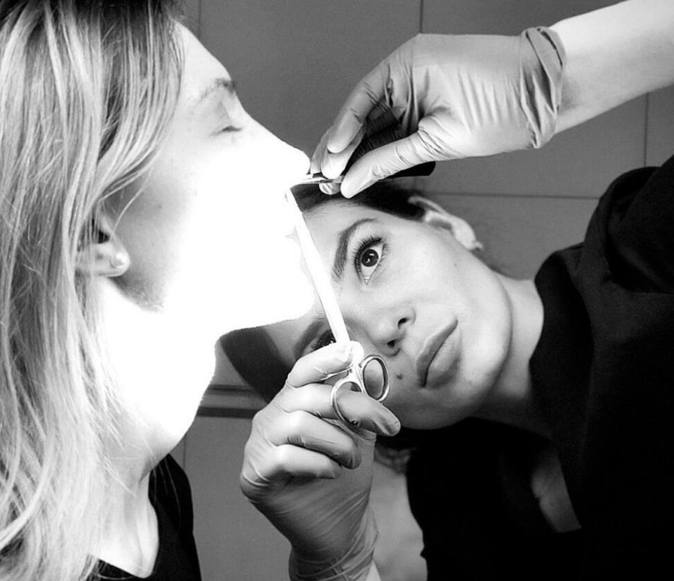 Dr.samarina 美容整形診所醫(yī)院logo設(shè)計(jì)，“字母DSO+手術(shù)刀”圖形創(chuàng)意