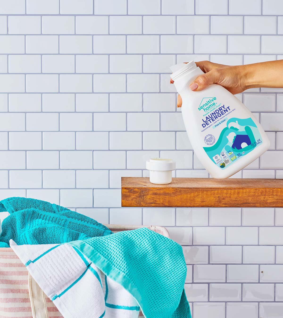 Sensitive Home敏感家居家用清潔劑洗衣液洗碗液logo設(shè)計(jì)包裝設(shè)計(jì)，兩個(gè)長(zhǎng)發(fā)女人擁抱房子插畫(huà)