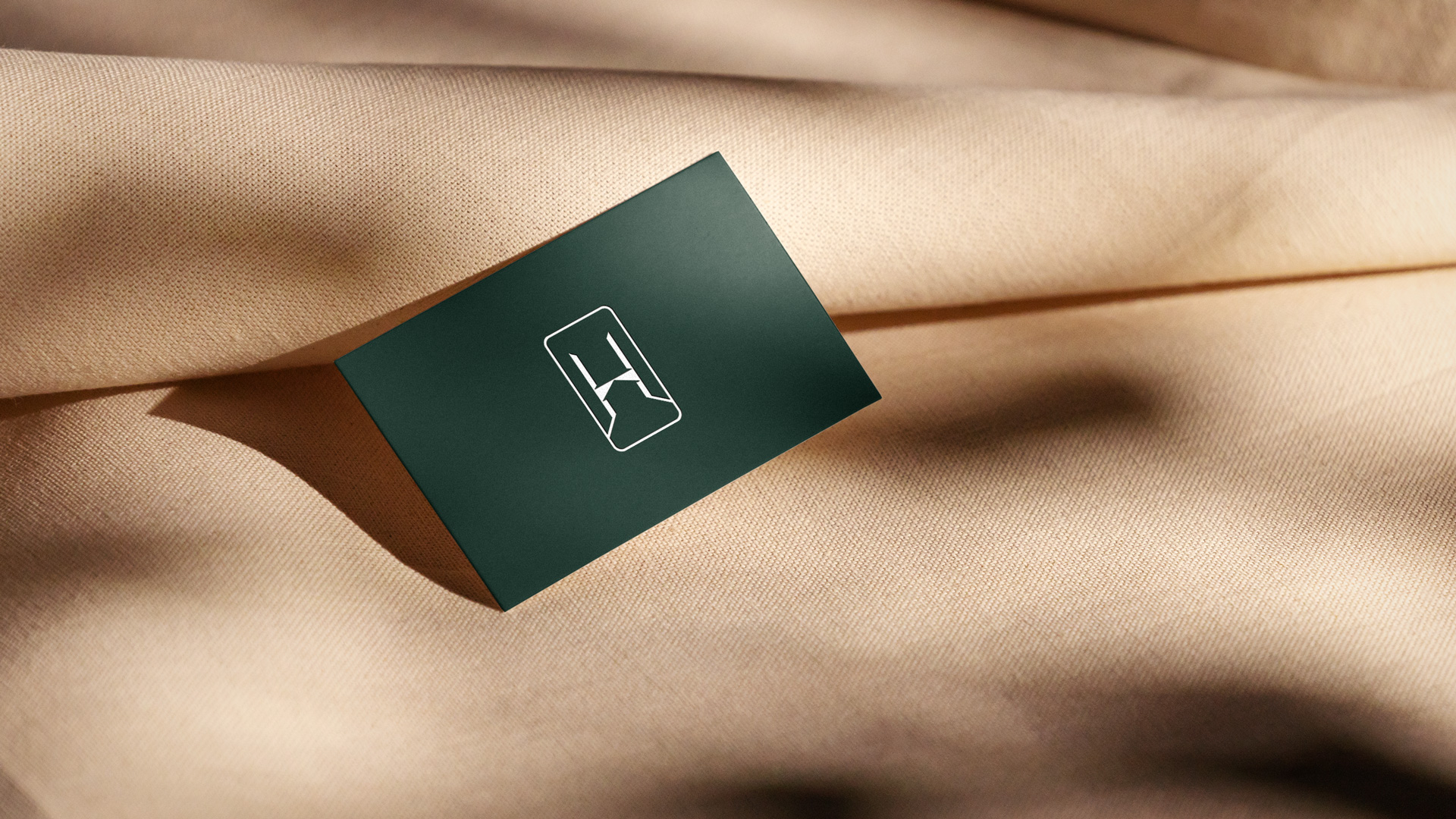 Heather Adickes房地產(chǎn)中介經(jīng)紀人品牌logo設(shè)計形象設(shè)計,字母H+橋梁+房子 Heather Adickes房地產(chǎn)中介經(jīng)紀人品牌logo設(shè)計形象設(shè)計,字母H+橋梁+房子