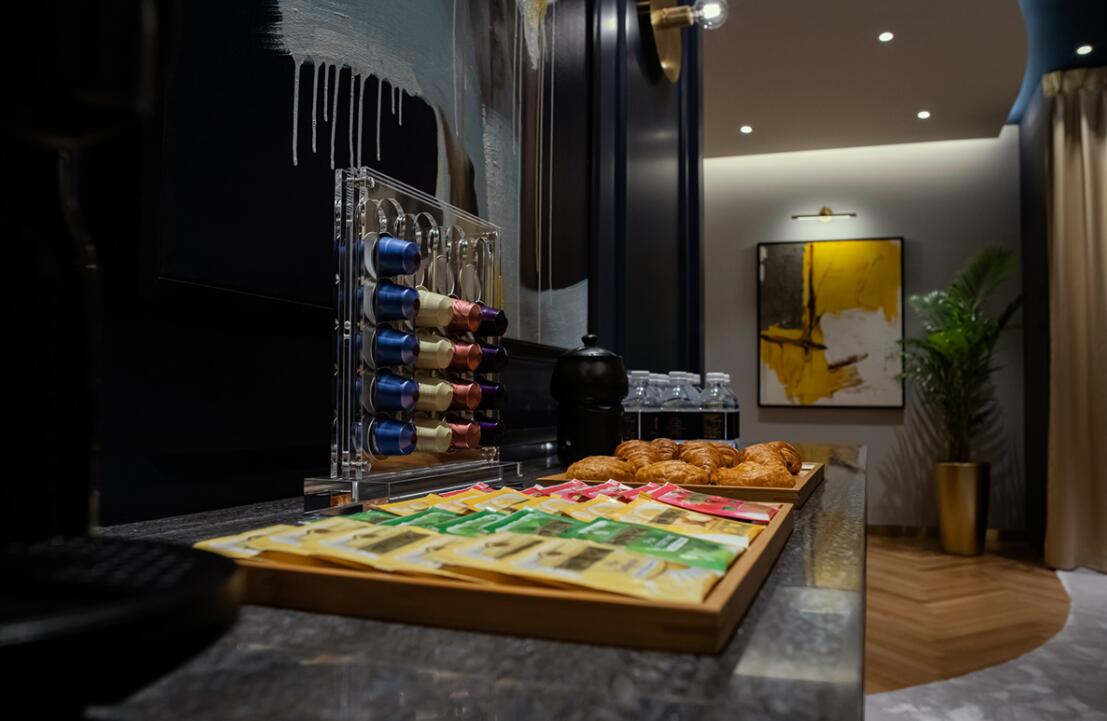 PABLO BLAU高端護膚美容會所診所logo設計品牌形象vi設計，藍金色奢華風格