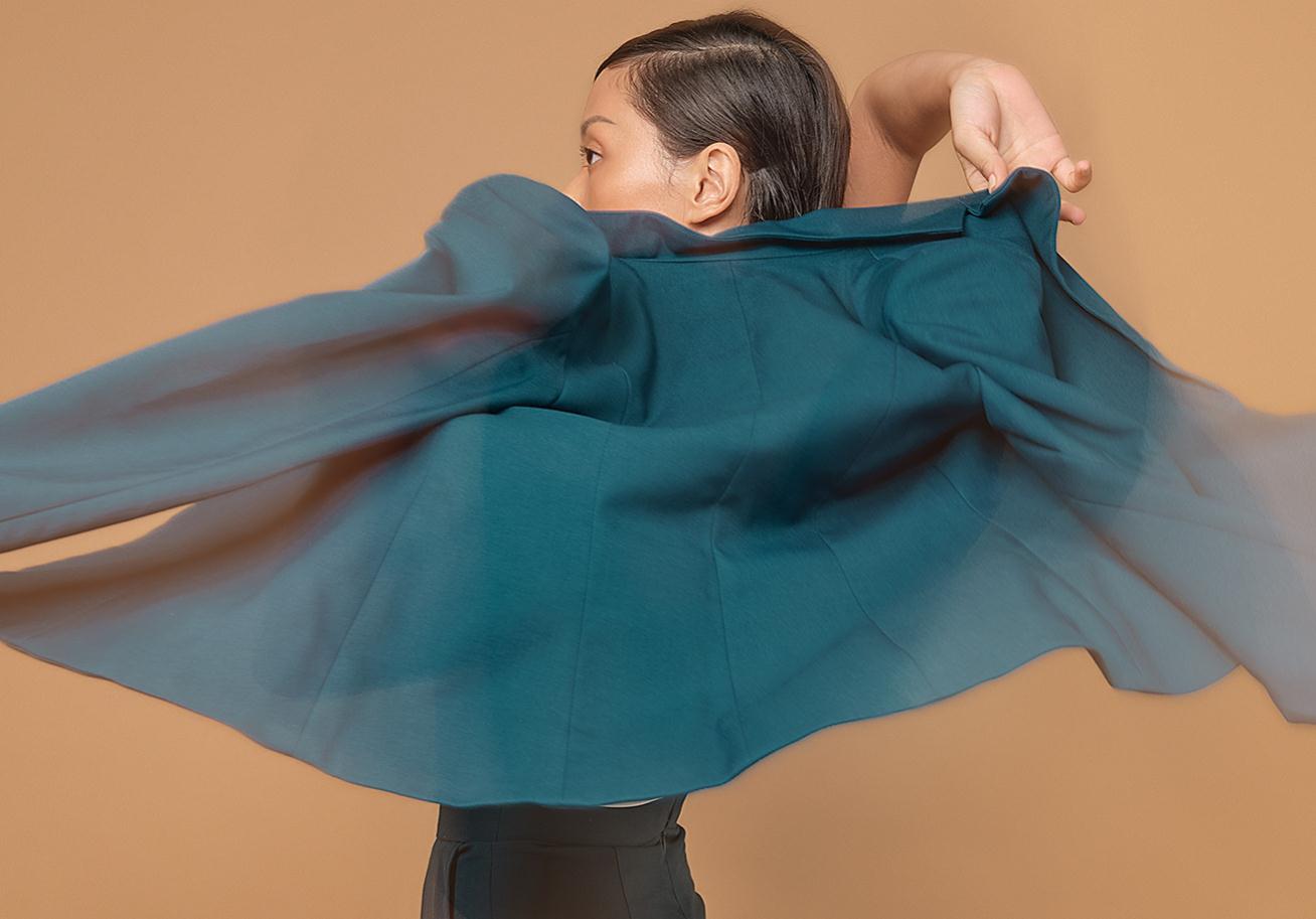 Ruco非手術(shù)美容與皮膚護(hù)理醫(yī)療logo設(shè)計vi設(shè)計。青黑色金色奢侈風(fēng)與循環(huán)交叉線條-制服設(shè)計