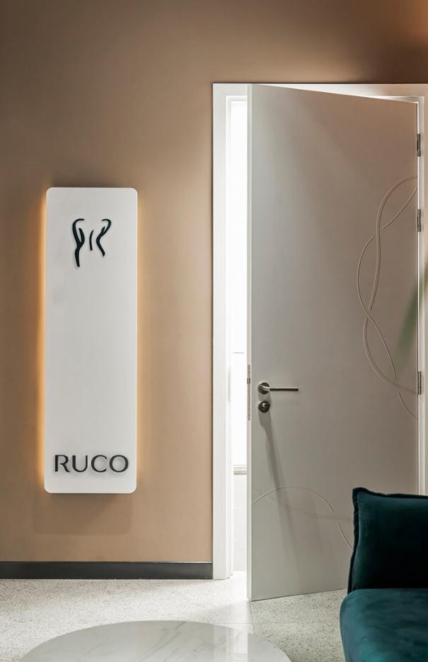 Ruco非手術(shù)美容與皮膚護(hù)理醫(yī)療logo設(shè)計vi設(shè)計。青黑色金色奢侈風(fēng)與循環(huán)交叉線條-醫(yī)療中心內(nèi)部空間設(shè)計