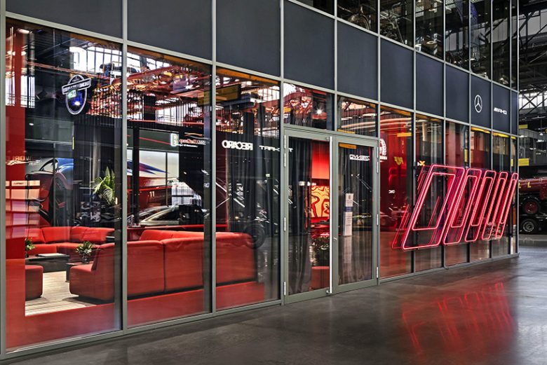 奔馳汽車私人沙龍咨詢店鋪空間設(shè)計(jì)“炫酷紅色”風(fēng)格