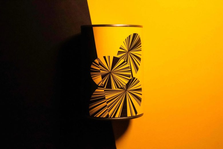 Doppio 食品包裝設計logo設計，黑黃色放射線條組合元素