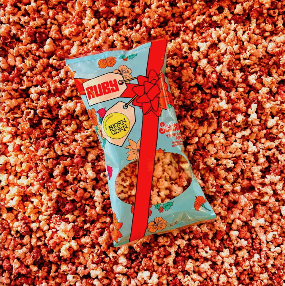 Ruby和BjornQorn 聯(lián)合品牌節(jié)日爆米花包裝設(shè)計(jì),節(jié)日彩帶元素 Ruby和BjornQorn 聯(lián)合品牌節(jié)日爆米花包裝設(shè)計(jì),節(jié)日彩帶元素