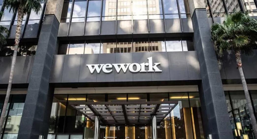2019年1月， WeWork的估值巔峰曾為470億美元，如今已暴跌99%。