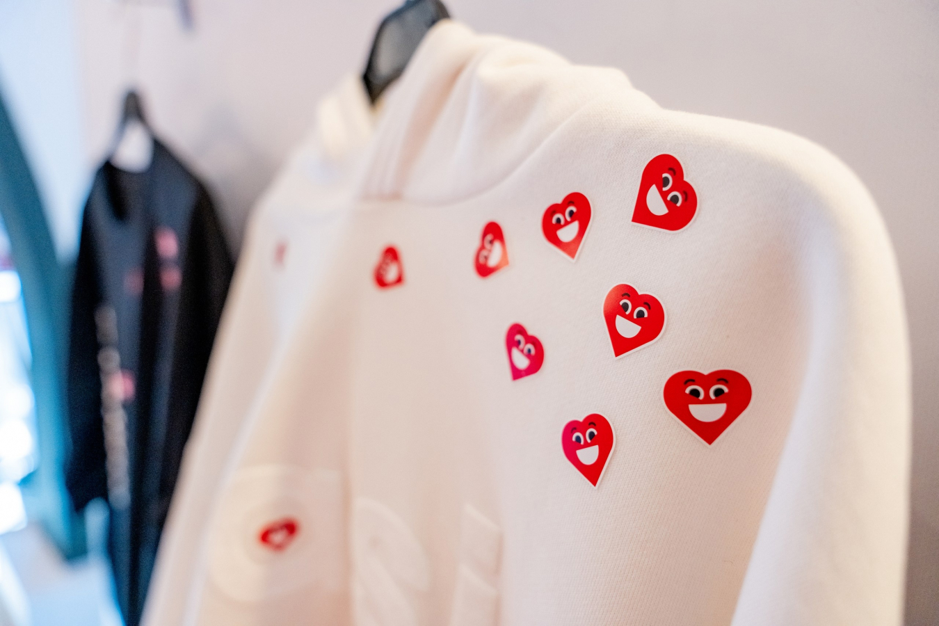 Oasis企業(yè)禮品供應(yīng)商品牌形象塑造與有趣的擁抱先生吉祥物設(shè)計(jì)，業(yè)績(jī)?cè)鲩L(zhǎng)1.5倍