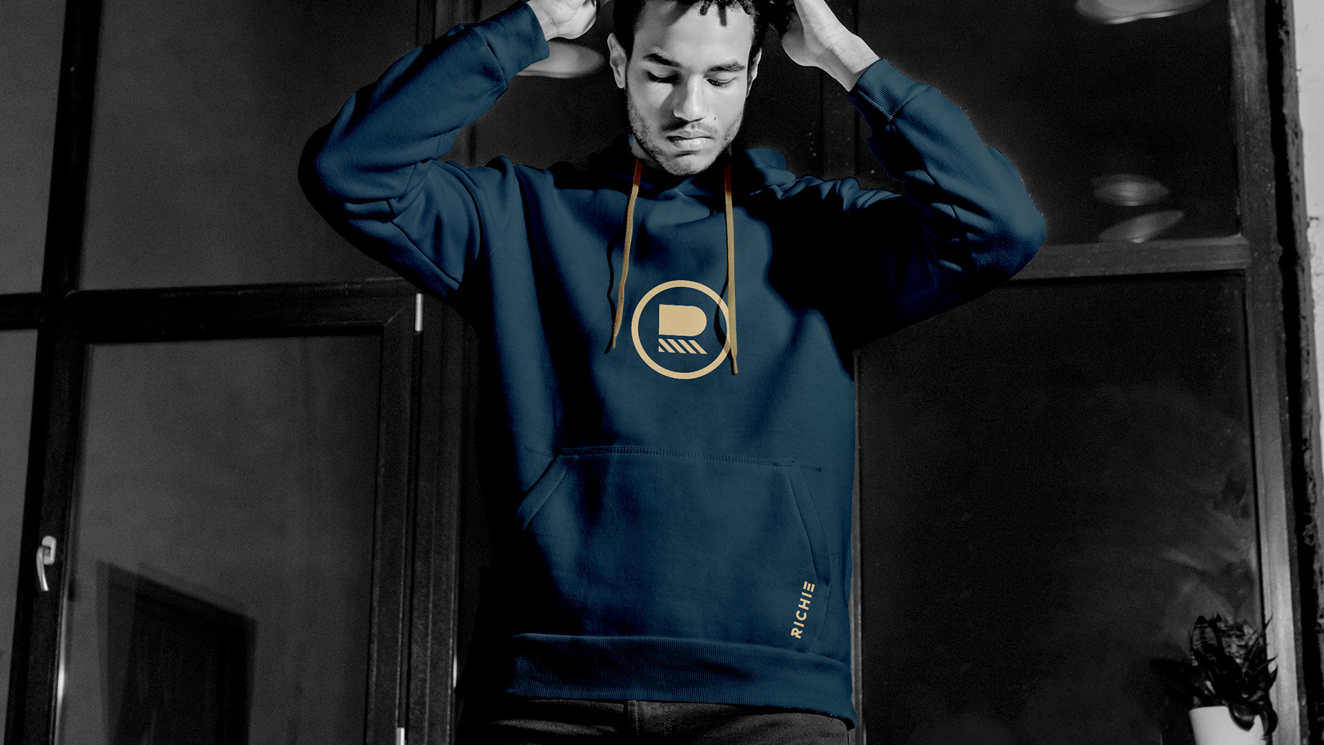 “Richard Carapaz 自行車專業(yè)體育運動員個人專業(yè)品牌設計，R字母logo