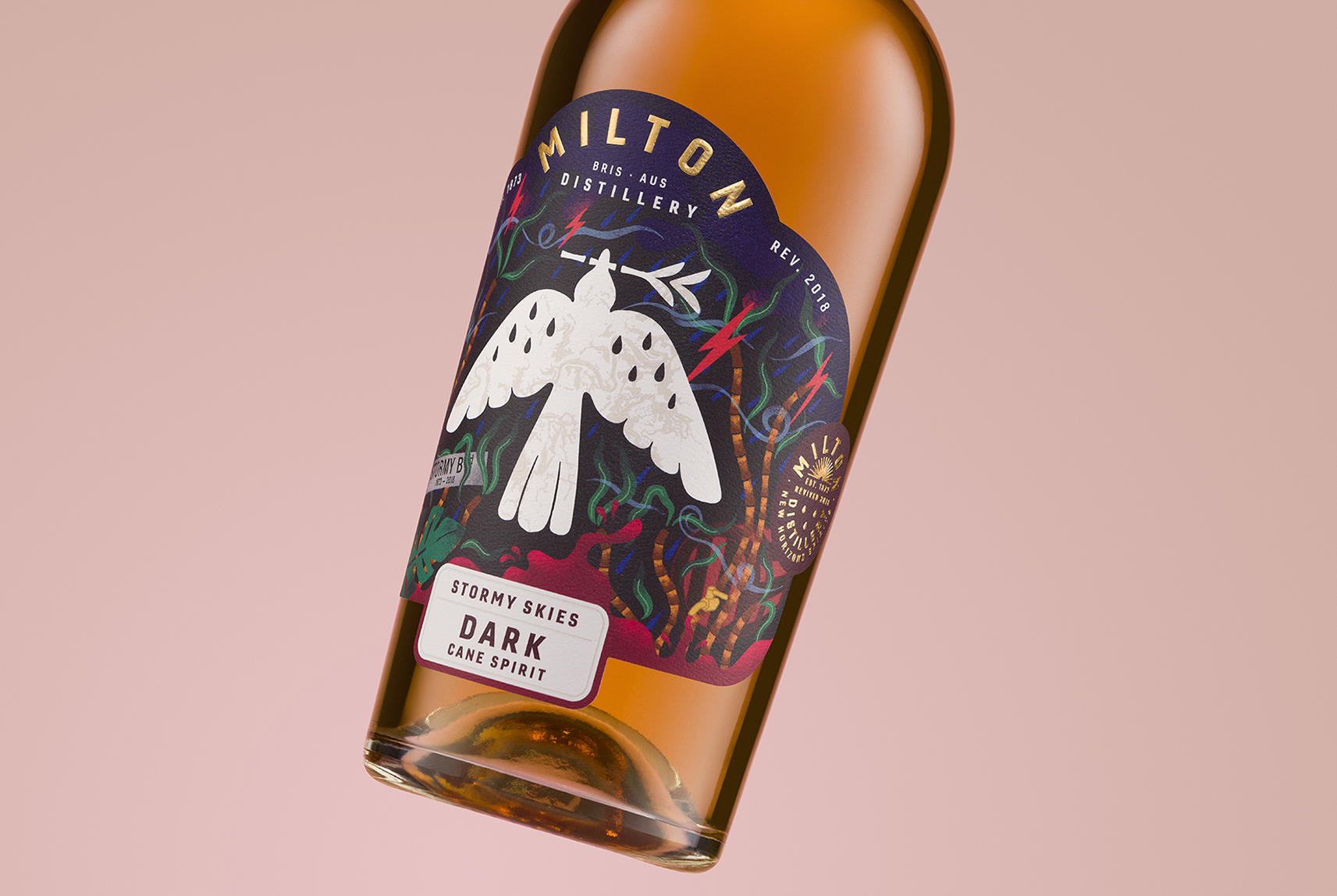 米爾頓酒廠朗姆酒標(biāo)簽包裝設(shè)計，噪鵑鳥核心識別元素統(tǒng)領(lǐng)所有包裝架構(gòu)