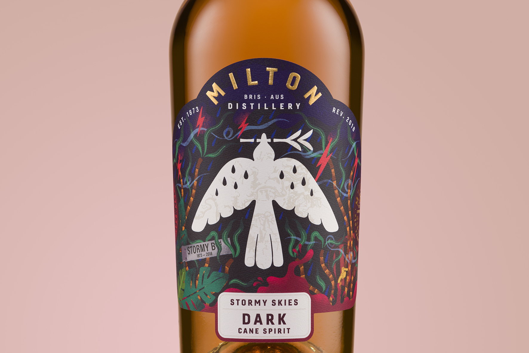 米爾頓酒廠朗姆酒標(biāo)簽包裝設(shè)計，噪鵑鳥核心識別元素統(tǒng)領(lǐng)所有包裝架構(gòu)